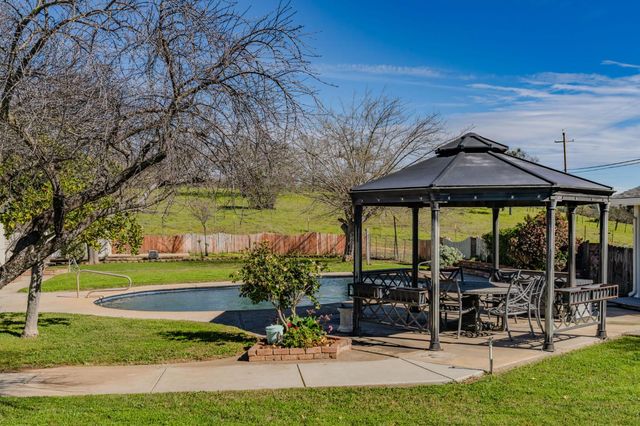 3290 Dry Creek Rd, Ione, CA 95640