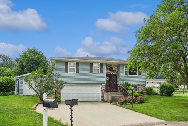 7 Hillcrest Court, Eldridge, IA 52748