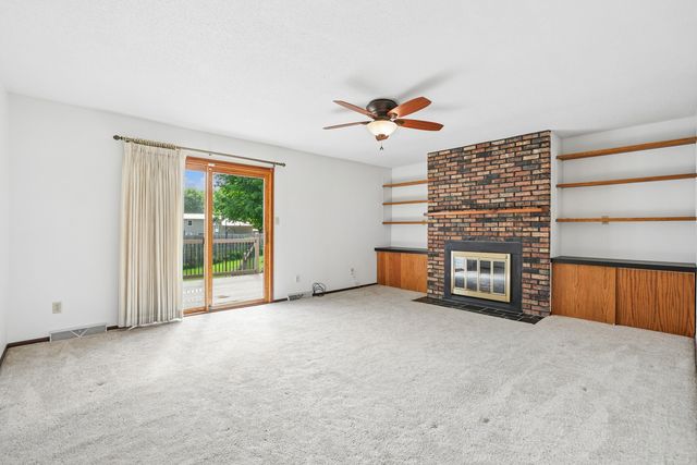7 Hillcrest Court, Eldridge, IA 52748