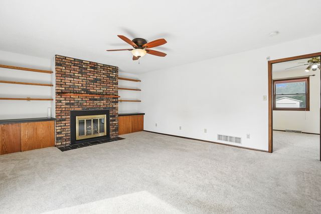 7 Hillcrest Court, Eldridge, IA 52748