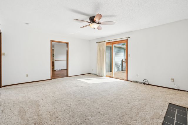 7 Hillcrest Court, Eldridge, IA 52748