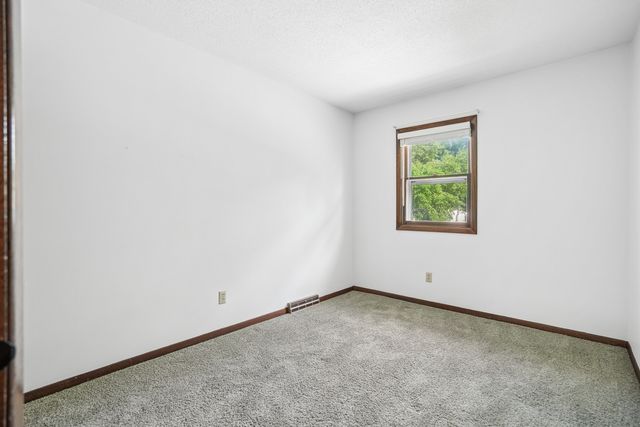 7 Hillcrest Court, Eldridge, IA 52748