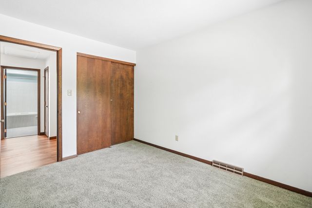 7 Hillcrest Court, Eldridge, IA 52748