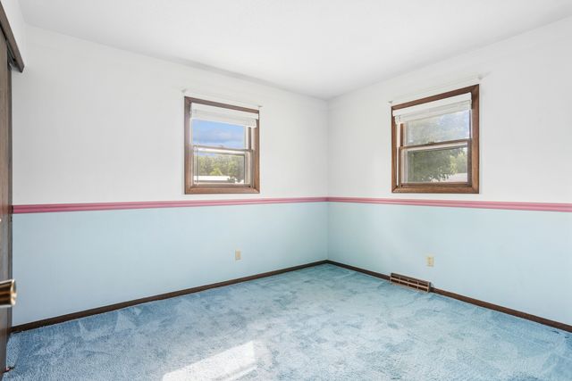 7 Hillcrest Court, Eldridge, IA 52748