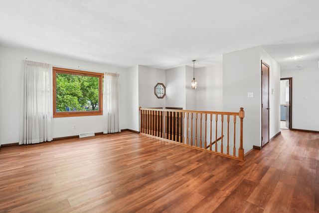 7 Hillcrest Court, Eldridge, IA 52748