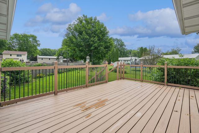 7 Hillcrest Court, Eldridge, IA 52748