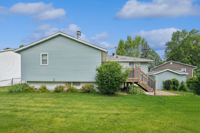 7 Hillcrest Court, Eldridge, IA 52748