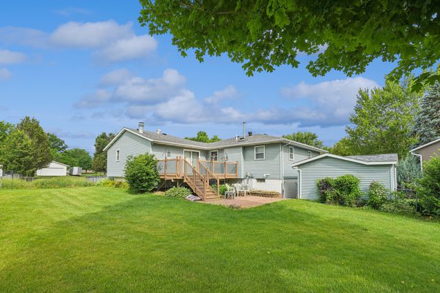 7 Hillcrest Court, Eldridge, IA 52748