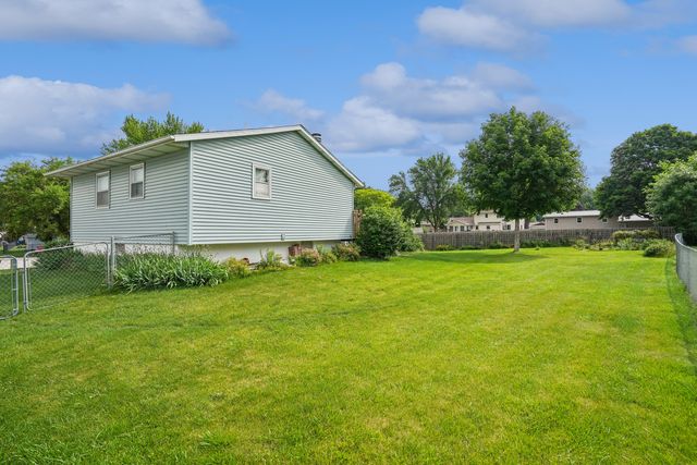 7 Hillcrest Court, Eldridge, IA 52748
