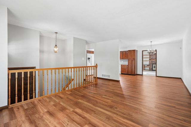 7 Hillcrest Court, Eldridge, IA 52748