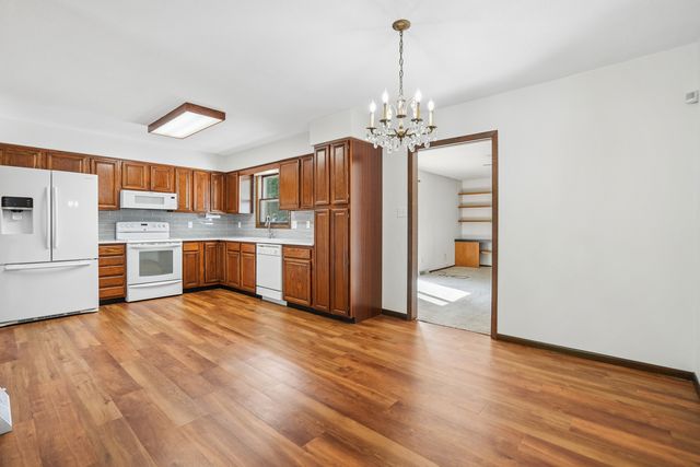 7 Hillcrest Court, Eldridge, IA 52748