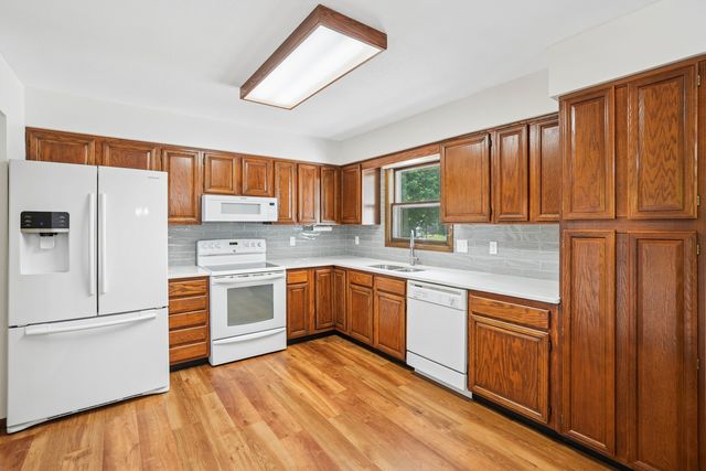 7 Hillcrest Court, Eldridge, IA 52748