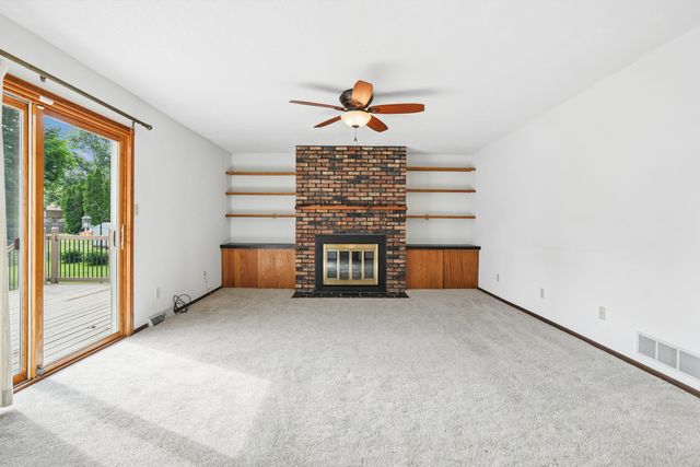 7 Hillcrest Court, Eldridge, IA 52748