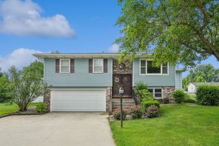 7 Hillcrest Court, Eldridge, IA 52748