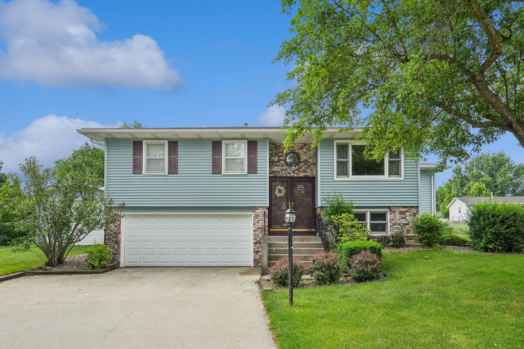7 Hillcrest Court, Eldridge, IA 52748
