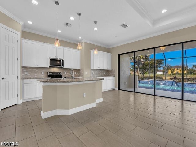 10093 Avalon Lake CIR, Fort Myers, FL 33913