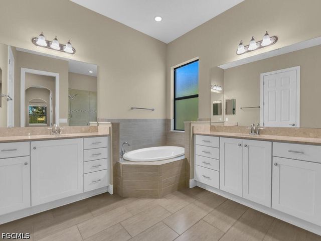 10093 Avalon Lake CIR, Fort Myers, FL 33913