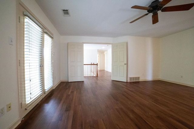 137 HARBOR POINT LN, Memphis, TN 38103