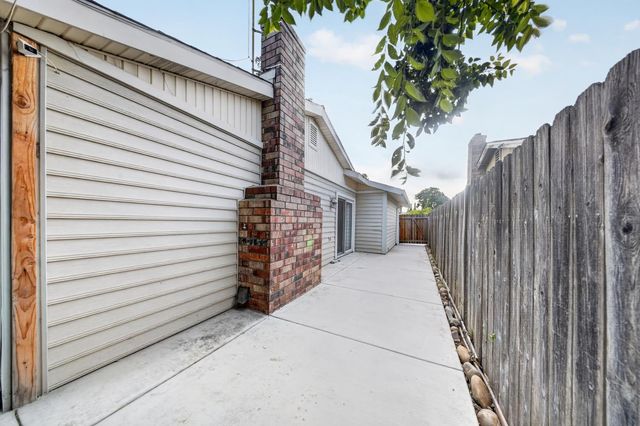 7263 Hayward Dr, Sacramento, CA 95828