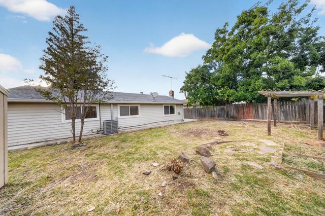 7263 Hayward Dr, Sacramento, CA 95828