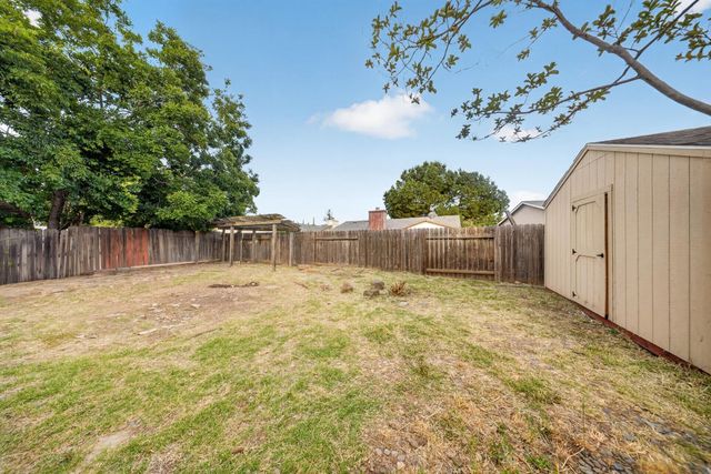 7263 Hayward Dr, Sacramento, CA 95828