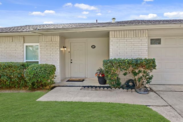 2205 Hilton Head Drive, Missouri City, TX 77459