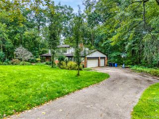 6126 Whispering Oak Drive, Washington Township, MI 48094