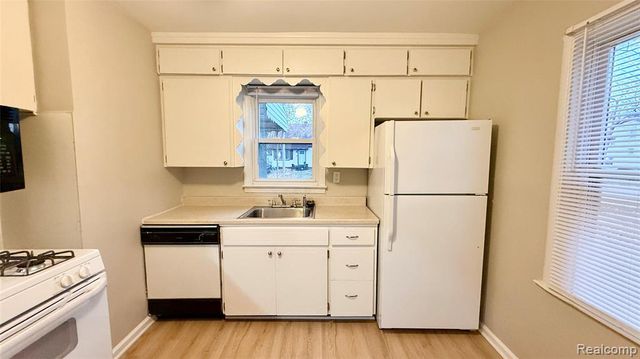 805 E Milton Avenue, Hazel Park, MI 48030