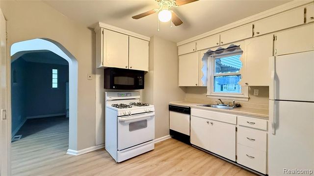 805 E Milton Avenue, Hazel Park, MI 48030