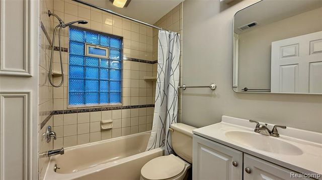 805 E Milton Avenue, Hazel Park, MI 48030