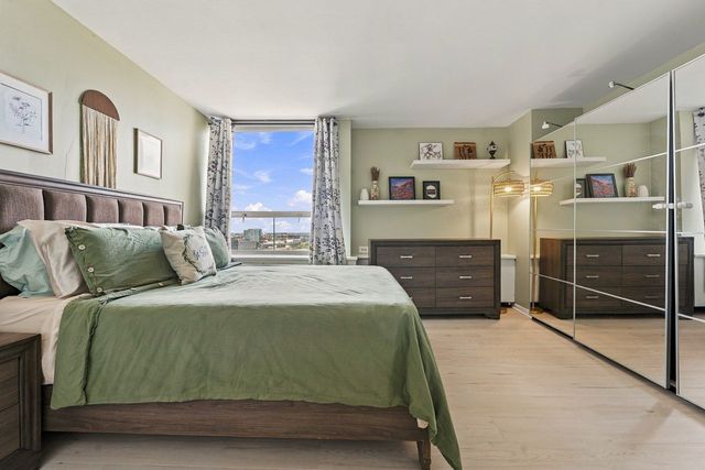 1355 N Sandburg Terrace 1801D, Chicago, IL 60610