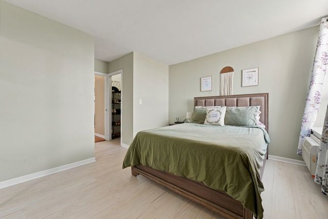 1355 N Sandburg Terrace 1801D, Chicago, IL 60610