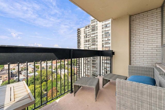 1355 N Sandburg Terrace 1801D, Chicago, IL 60610