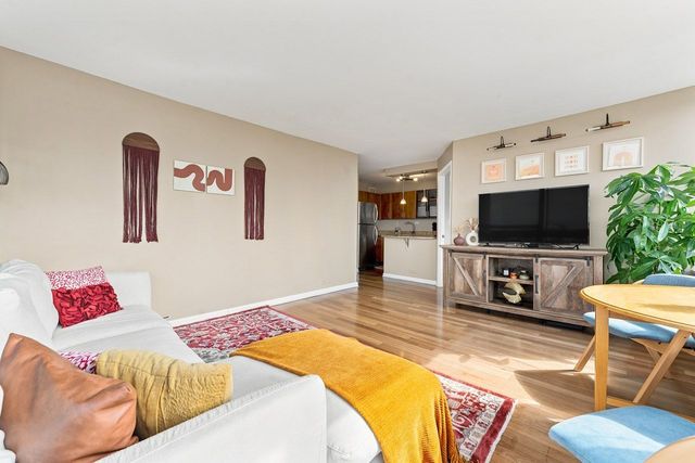 1355 N Sandburg Terrace 1801D, Chicago, IL 60610