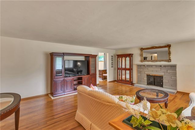 115 Montgomery Dr, Pine Twp, PA 15090