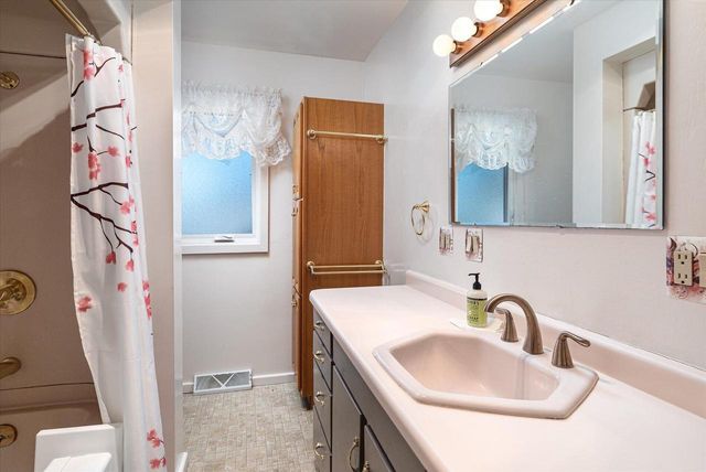 N6213 Fox STREET, Onalaska, WI 54650