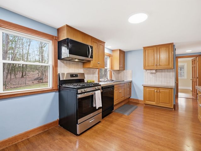 45 Campmeeting Rd, Topsfield, MA 01983