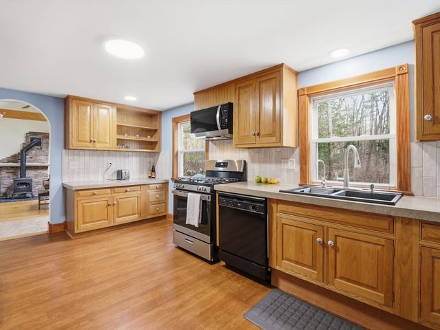 45 Campmeeting Rd, Topsfield, MA 01983