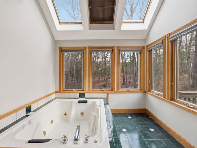 45 Campmeeting Rd, Topsfield, MA 01983