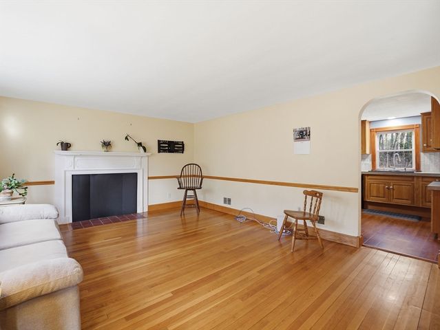 45 Campmeeting Rd, Topsfield, MA 01983