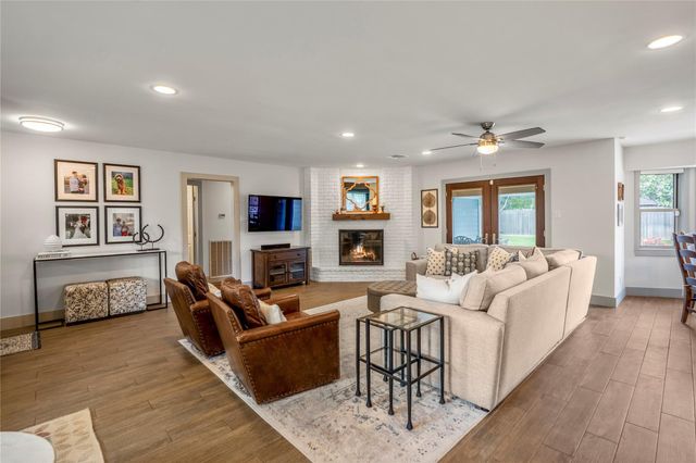 1911 Stebbins Drive, Houston, TX 77043