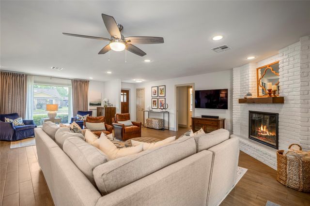 1911 Stebbins Drive, Houston, TX 77043