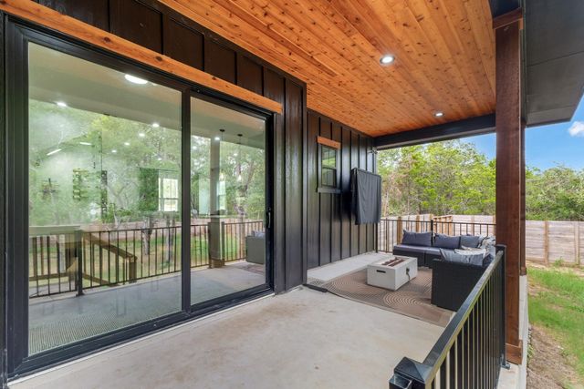 587 W Keanahalululu LN, Bastrop, TX 78602