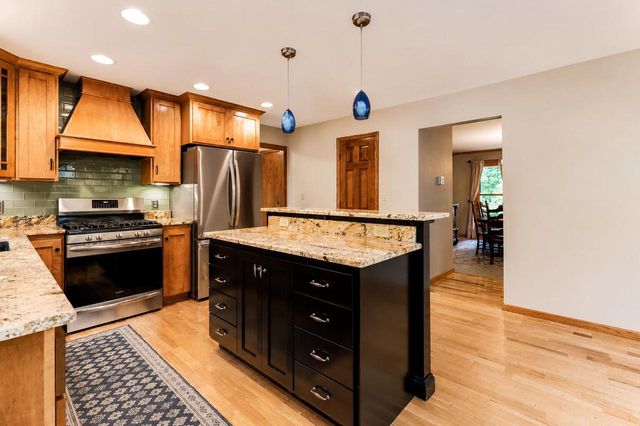 952 Greenway TERRACE, Hartland, WI 53029