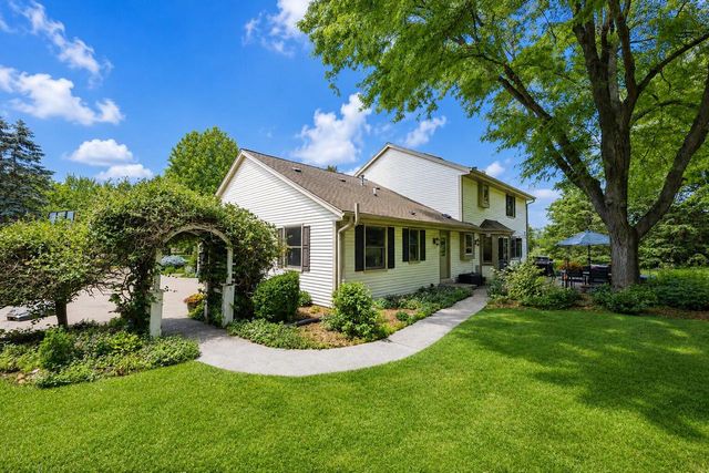 952 Greenway TERRACE, Hartland, WI 53029