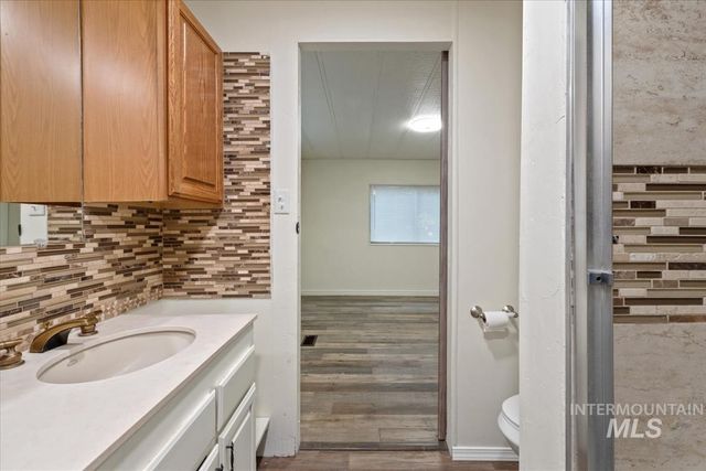 1351 N Oakwood Ln, Boise, ID 83704
