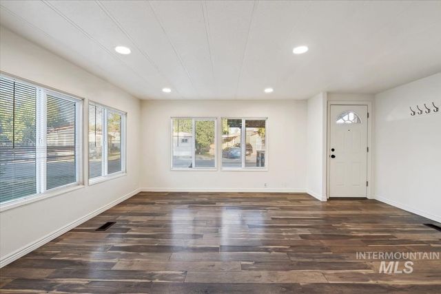 1351 N Oakwood Ln, Boise, ID 83704