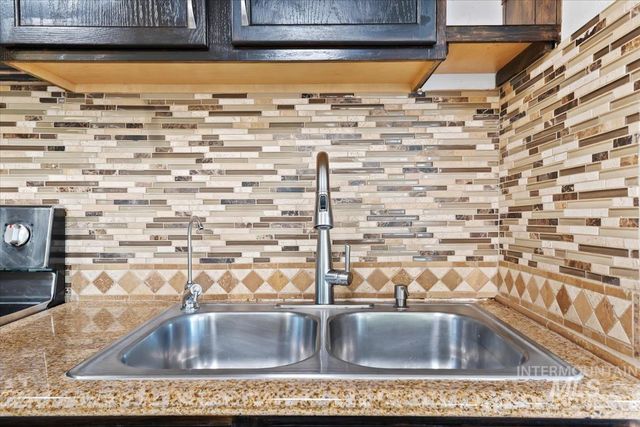 1351 N Oakwood Ln, Boise, ID 83704