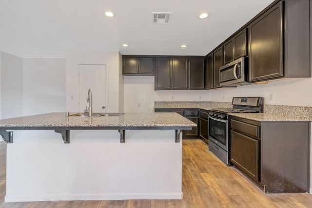 1641 N Virmargo Street, Visalia, CA 93292