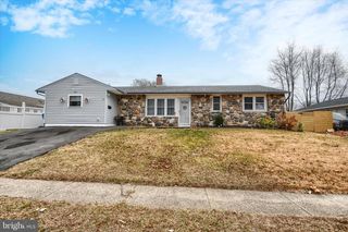 6 CHESTNUT LN, Levittown, PA 19055